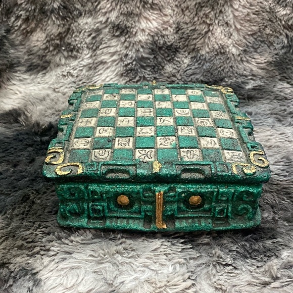 Vintage Mayan Aztec Chess Set Complete Green & White 8x8
inches - Picture 1 of 16